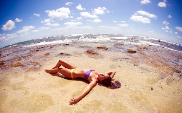 Девушка на пляже