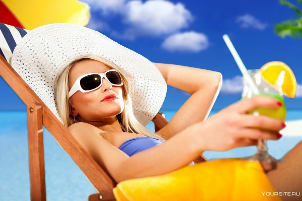 Загорать на пляже