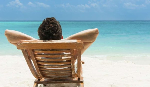 Женщина загорает