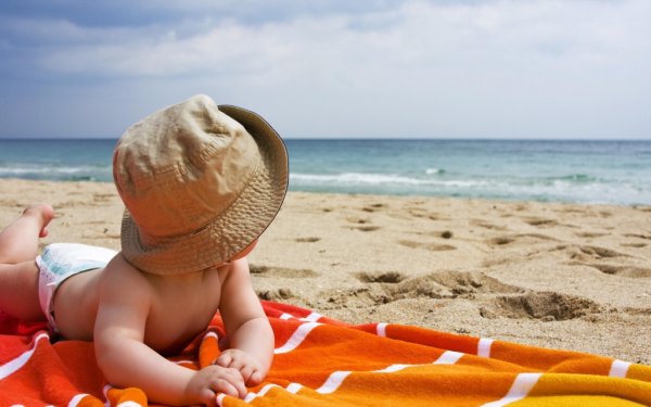 Девушка на шезлонге