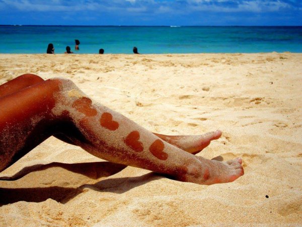 Красивые загорелые ноги