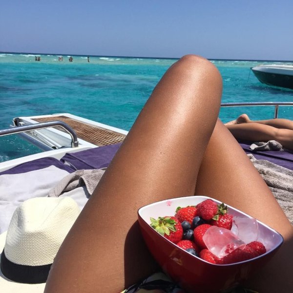 Мужские ноги на пляже