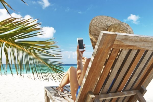 Девушка лежит на пляже