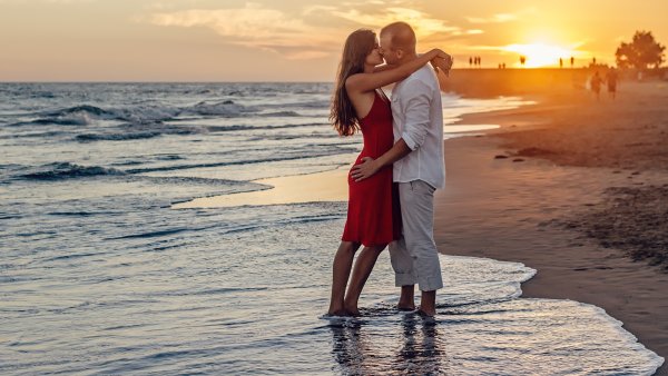 Влюбленная пара на море