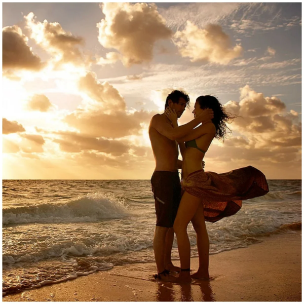 Влюбленные на берегу моря