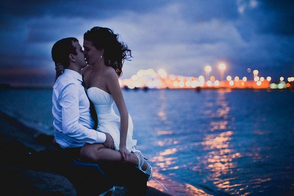 Пара на море ночью