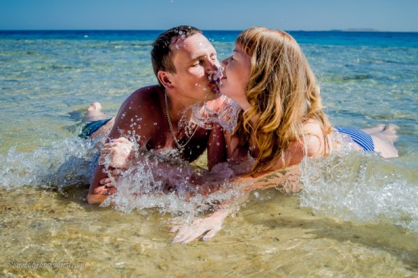 Поцелуй на берегу моря