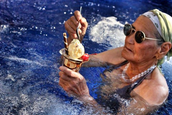 Старые женщины на пляже