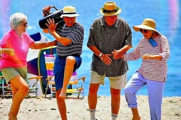 Старые женщины на пляже