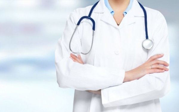 Медработник за компьютером