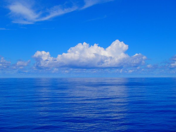 Голубое море