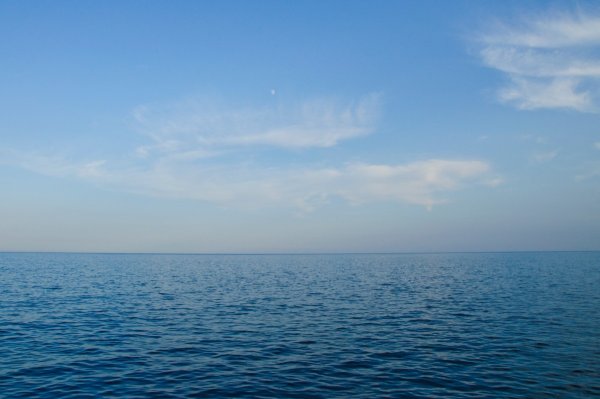 Голубое небо и море