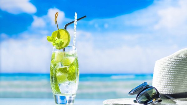 Коктейль на берегу океана