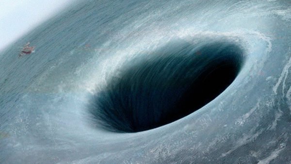 Огромная воронка в океане
