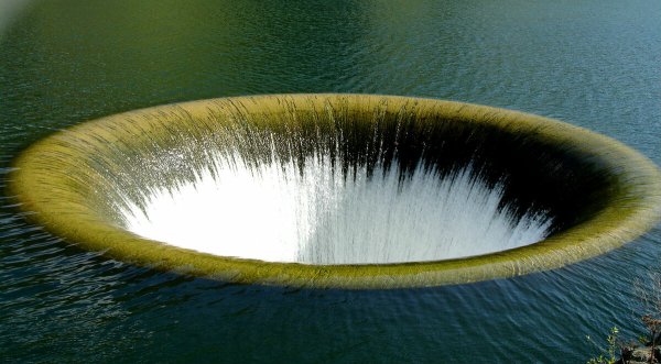 Черная дыра в море