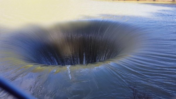 Гигантская воронка в воде