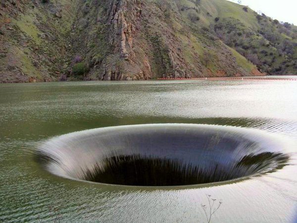 Черная дыра в воде