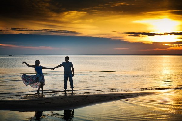 Влюбленная пара на море