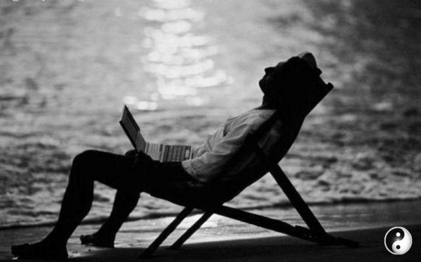 Парень сидит у моря