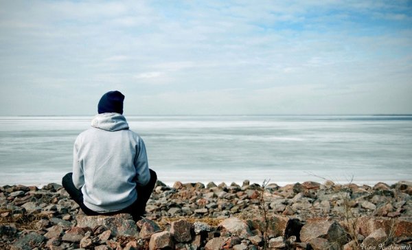 Человек в капюшоне у моря
