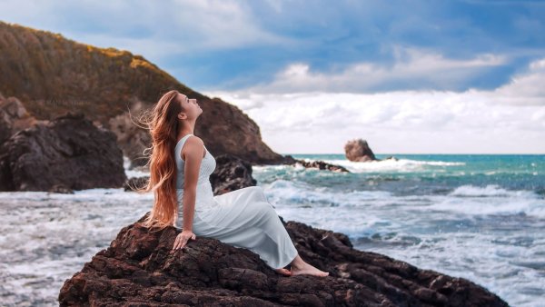 Девушка спиной к морю