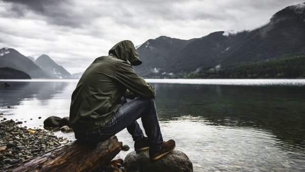 Мужчина на берегу океана