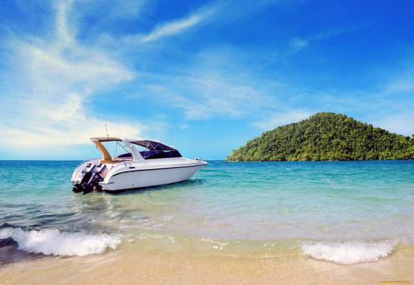 Катер в море