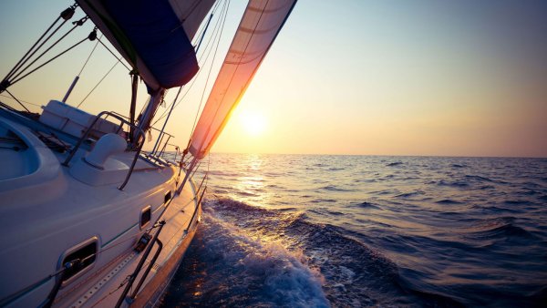 Яхта в море на закате