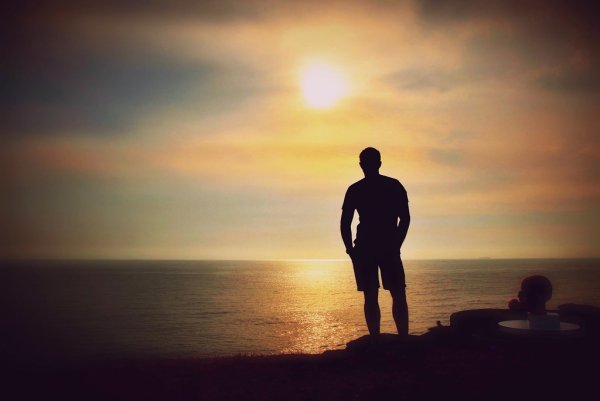 Мужской силуэт на фоне заката