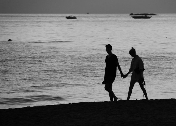 Силуэт на берегу моря