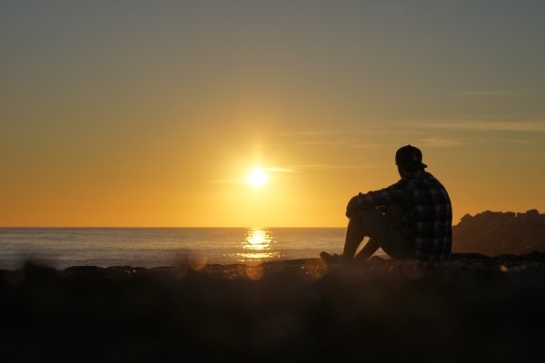 Одинокий человек на закате