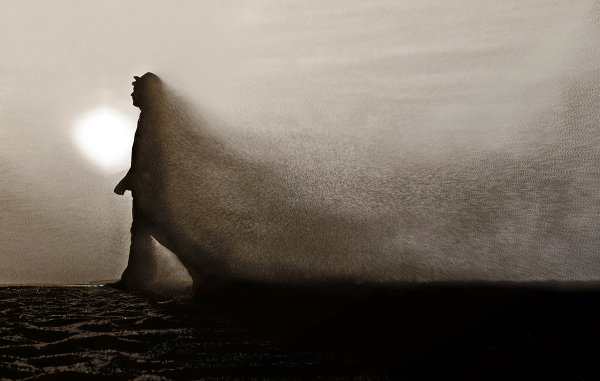 Человек растворяется