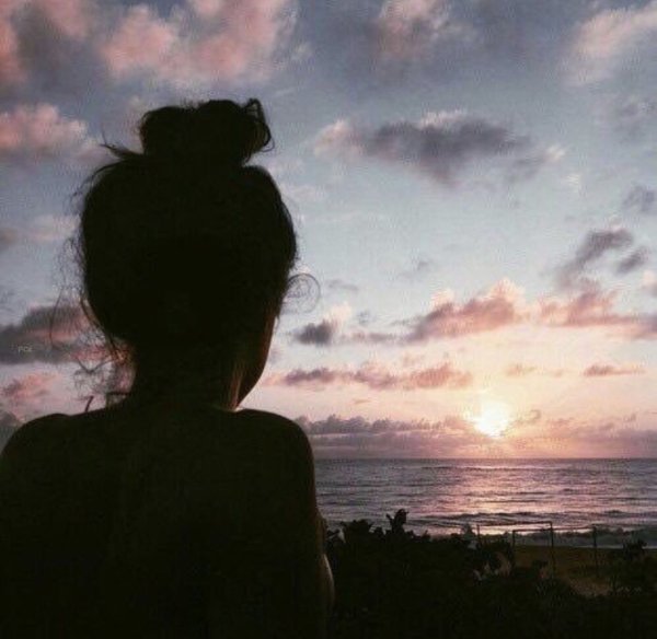 Девочка на закате без лица