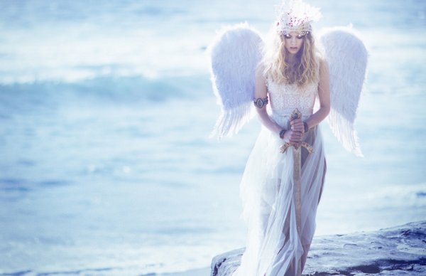 Девушка ангел на море
