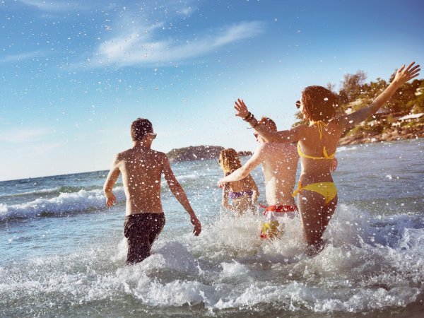 Люди на море