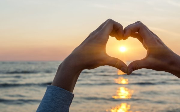 Влюбленная пара на море