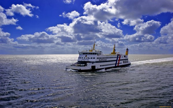 Кораблик по морю плывет