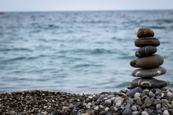 Башенка из камней на берегу моря