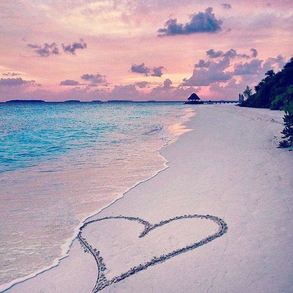 Сердце на песке у моря