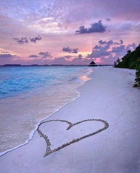Красивое сердечко на песке