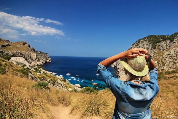 Человек на берегу океана