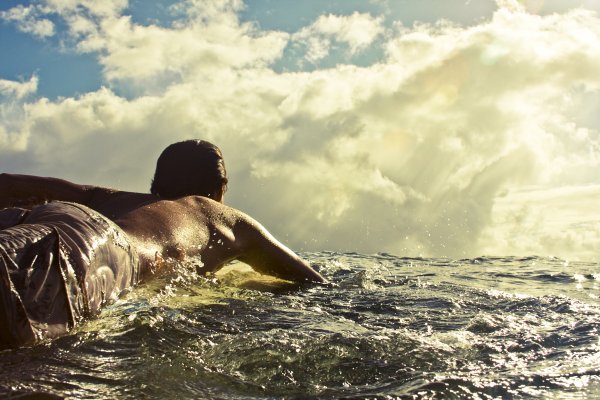 Девушка на берегу моря