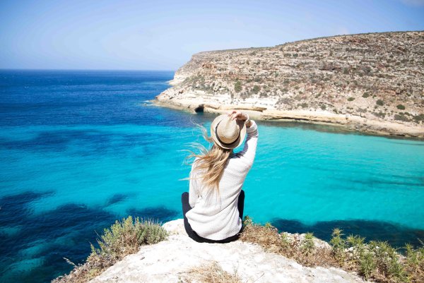 Лежит на пляже