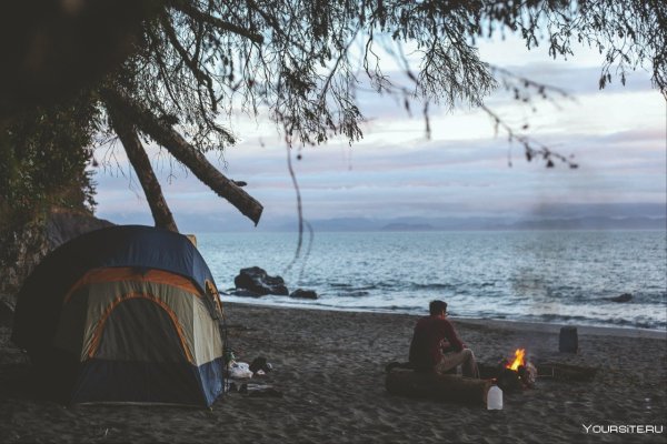 Палатка у моря