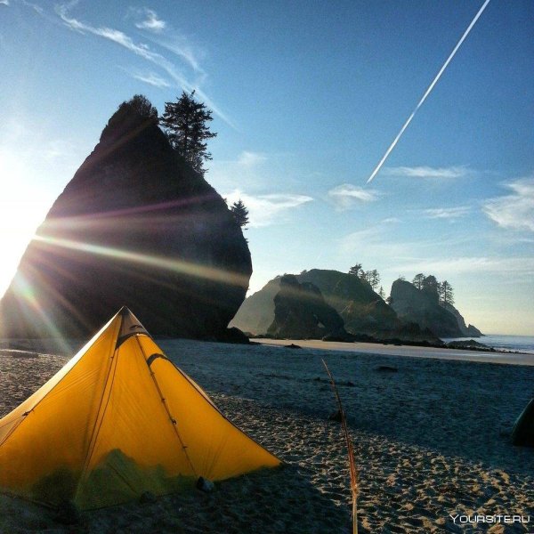 Палатка на берегу моря