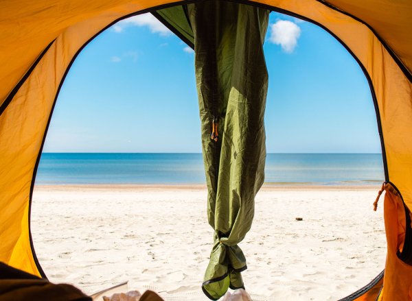 Палаточный лагерь на берегу моря