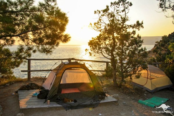 Палатка на берегу