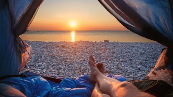 Вид из палатки с девушкой