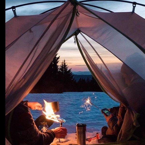 Девушка в палатке