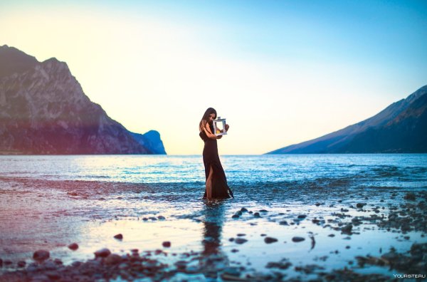 Девушка море горы